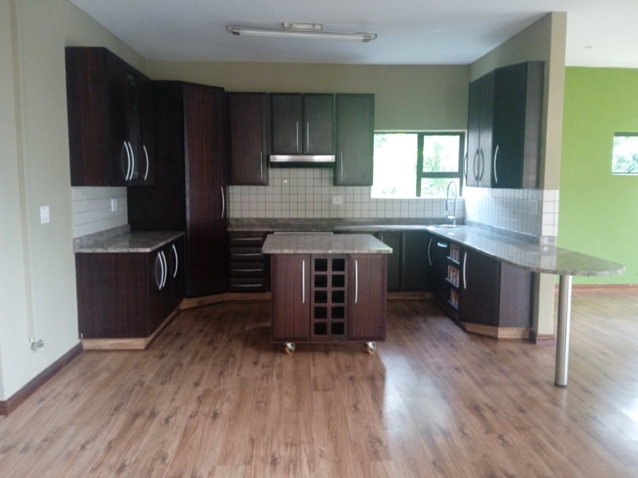 To Let 5 Bedroom Property for Rent in Xanadu North West